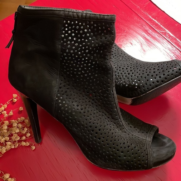 STUART WEITZMAN Suede Heels - Picture 2 of 12